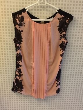 Worthington Peach and Black Pleated Front Sleeveless Top